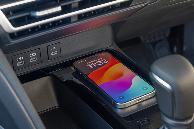 Các tính năng nổi bật khác bao gồm; điều khiển bằng giọng nói với câu lệnh "Hey Toyota", màn hình hiển thị thông tin kính lái HUD, điều hòa tự động 3 vùng, cửa sổ trời toàn cảnh và sạc điện thoại không dây.