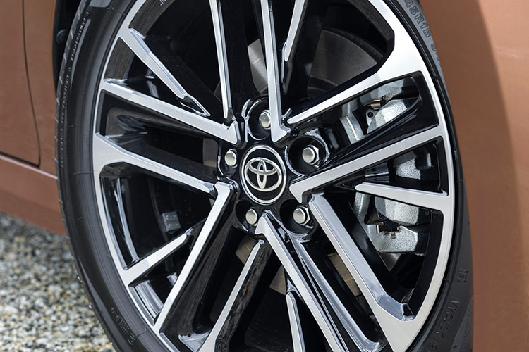 Toyota Camry 2025 có chiều dài 4.920 mm, rộng 1.840 mm, cao 1.455 mm và chiều dài cơ sở là 2.825 mm. So với Camry thế hệ trước, mẫu xe mới dài hơn 35 mm nhưng vẫn giữ nguyên các kích thước khác như trước. Không gian cốp xe tăng thêm 7 lít lên 500 lít.