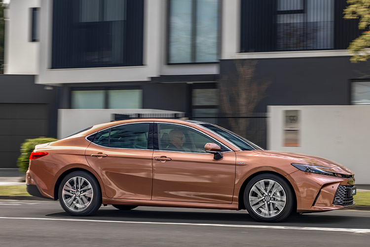 Không có gì ngạc nhiên khi mẫu xe sedan Toyota Camry 2025 dành cho thị trường Thái Lan sẽ sở hữu thiết kế ngoại thất giống xe bán ở Singapore, Đài Loan và Úc. Đồng thời, mẫu sedan hạng D này còn có ngoại hình khác với xe dành cho thị trường Mỹ hay Trung Quốc.