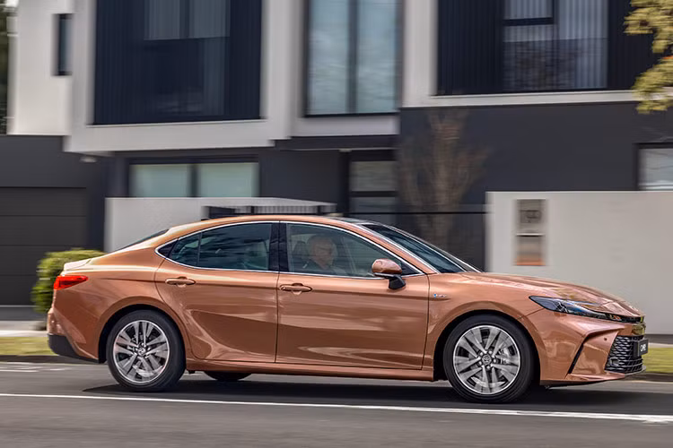 Không có gì ngạc nhiên khi mẫu xe sedan Toyota Camry 2025 dành cho thị trường Thái Lan sẽ sở hữu thiết kế ngoại thất giống xe bán ở Singapore, Đài Loan và Úc. Đồng thời, mẫu sedan hạng D này còn có ngoại hình khác với xe dành cho thị trường Mỹ hay Trung Quốc.