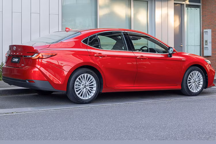 Cụ thể hệ thống cảnh báo điểm mù, cảnh báo phương tiện cắt ngang khi lùi, phanh khẩn cấp tự động khi lùi, kiểm soát đèn pha tự động, cảnh báo tiền va chạm, cảnh báo lệch làn đường tích hợp hỗ trợ đánh lái, hỗ trợ bám làn đường và hệ thống kiểm soát hành trình thích ứng, có thể tự động giảm tốc khi ôm cua.