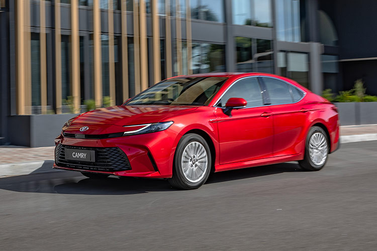 Camry 2025 sẽ chính thức ra mắt thị trường Việt Nam vào tháng 12 năm nay. Dự kiến, trong tháng 10 này, đại lý sẽ bắt đầu nhận cọc cho xe. Theo thông tin từ đại lý, Toyota Camry 2025 về Việt Nam sẽ nhập khẩu Thái Lan và bị cắt phiên bản máy xăng 2.5Q và tăng số lượng phiên bản hybrid từ 1 lên 2. Mức giá xe Toyota Camry 2025 hiện chưa công bố.
