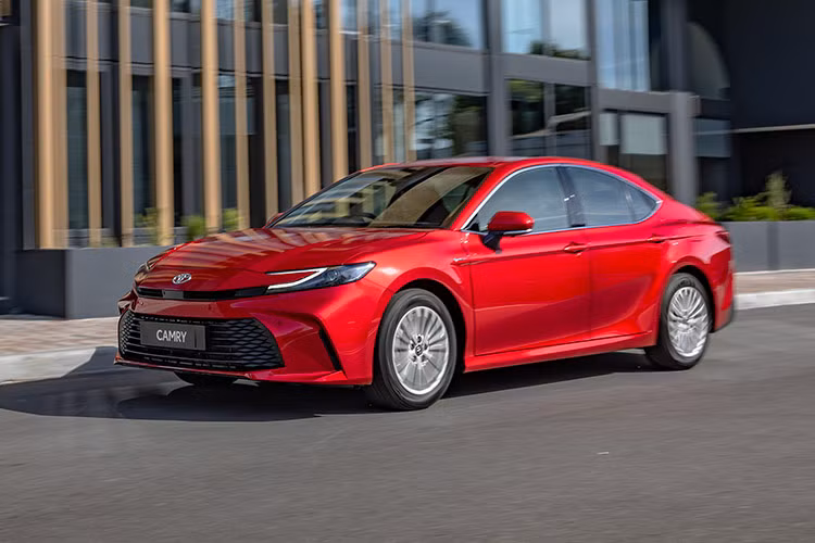 Camry 2025 sẽ chính thức ra mắt thị trường Việt Nam vào tháng 12 năm nay. Dự kiến, trong tháng 10 này, đại lý sẽ bắt đầu nhận cọc cho xe. Theo thông tin từ đại lý, Toyota Camry 2025 về Việt Nam sẽ nhập khẩu Thái Lan và bị cắt phiên bản máy xăng 2.5Q và tăng số lượng phiên bản hybrid từ 1 lên 2. Mức giá xe Toyota Camry 2025 hiện chưa công bố.