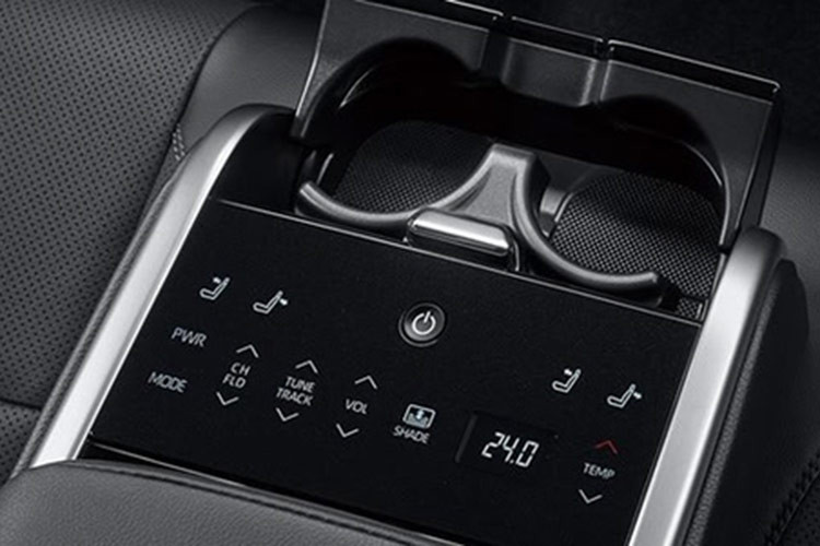 Động cơ kết hợp với mô-tơ điện mạnh 136 mã lực và 208 Nm. Hộp số tự động biến thiên vô cấp CVT và hệ dẫn động cầu trước cũng được trang bị cho xe. Cuối cùng là gói công nghệ an toàn chủ động Toyota Safety Sense 3.0.