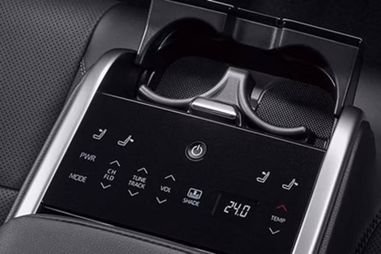 Động cơ kết hợp với mô-tơ điện mạnh 136 mã lực và 208 Nm. Hộp số tự động biến thiên vô cấp CVT và hệ dẫn động cầu trước cũng được trang bị cho xe. Cuối cùng là gói công nghệ an toàn chủ động Toyota Safety Sense 3.0.