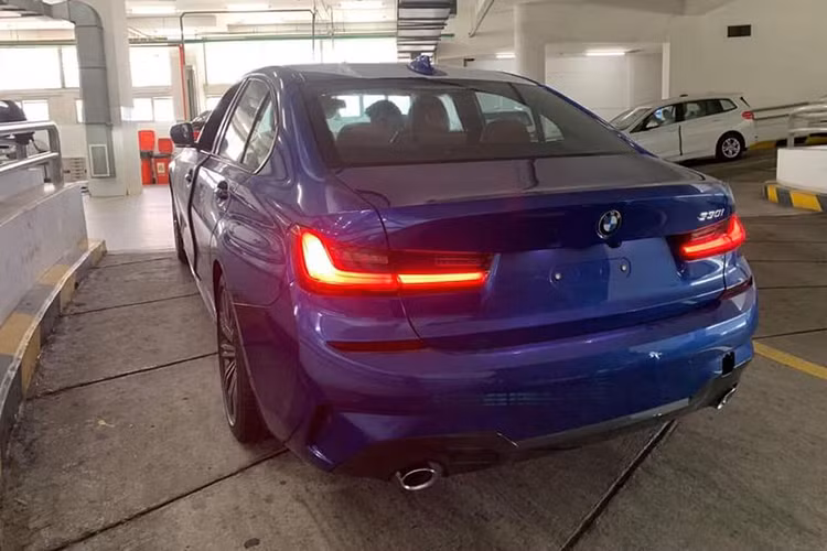 Công nghệ đèn được BMW sử dụng trên 3-Series 2020 là dạng Full-Led. Ngoài ra còn có tuỳ chọn hệ thống đèn Matrix tiên tiến. Phần đuôi của BMW 3-Series 2020 sở hữu phong cách khá đơn giản nhưng không kém phần điệu đà với dải đèn hậu Led hình chữ L. Ngay bên dưới là khe hút gió giả góp phần tô điểm cho phần thị giác, cặp ống xả đôi mạ chrome sáng bóng đặt gọn gàng hai bên hông xe.