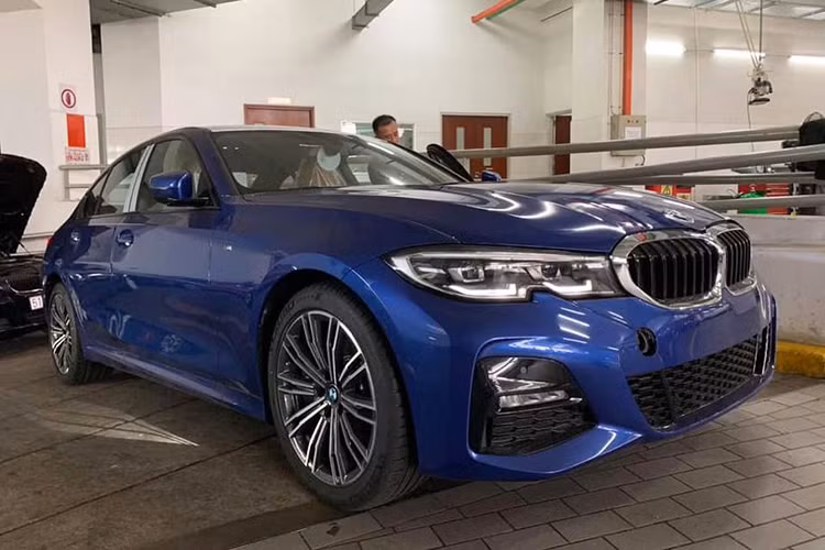 Thông tin này thêm phần xác thực khi hình ảnh chiếc xe BMW 330i 2019 mới xuất hiện ở đại lý chính hãng ở quận 2 lộ diện trên mạng xã hội, chiếc xe màu trắng thuộc phiên bản 330i và có thêm gói trang bị ngoại hình M Sport. Được biết BMW 330i sẽ được ra mắt trước, còn phiên bản 320i sẽ về nước trong thời gian tới.