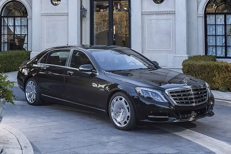 Mới đây trên mạng xã hội đã lan truyền những hình ảnh về chiếc siêu xe sang Mercedes-Maybach S600 đầu tiên xuất hiện tại Thanh Hóa. Được biết, đại gia sở hữu chiếc xe siêu sang thương hiệu Mercedes-Benz "hàng hot" này là người đang kinh doanh trong lĩnh vực xây dựng.