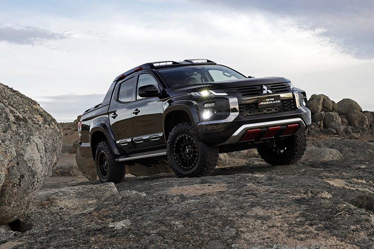 Mẫu xe bán tải Mitsubishi Triton Absolute Concept được giới thiệu tại Triển lãm Ô tô Bangkok 2019 hồi tháng 3 năm nay với bodykit vô cùng cơ bắp, bao gồm nhiều chi tiết làm từ sợi carbon, đồng thời bổ sung các tấm ốp bảo vệ ở cả phía trước và sau, thanh đèn phụ trợ mới cùng đường ray gắn trên nóc.