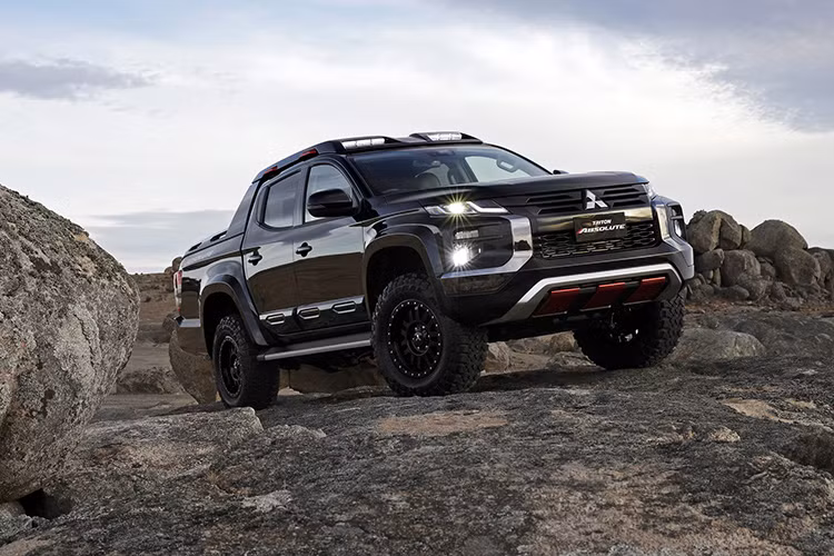 Mẫu xe bán tải Mitsubishi Triton Absolute Concept được giới thiệu tại Triển lãm Ô tô Bangkok 2019 hồi tháng 3 năm nay với bodykit vô cùng cơ bắp, bao gồm nhiều chi tiết làm từ sợi carbon, đồng thời bổ sung các tấm ốp bảo vệ ở cả phía trước và sau, thanh đèn phụ trợ mới cùng đường ray gắn trên nóc.