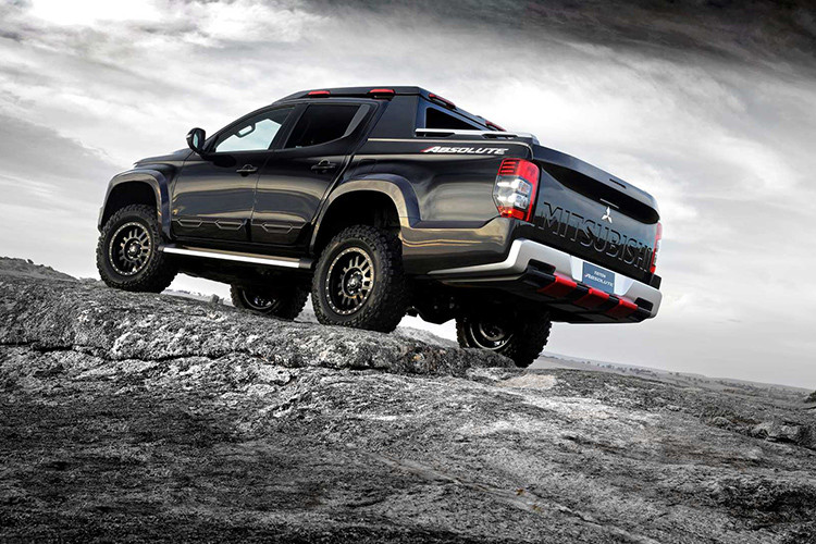 Ngoài ra, chiếc xe bán tải Mitsubish Absolute Concept mới hầm hố này còn sở hữu bộ vành Beadlock hợp kim đen 18 inch, bọc gọn trong các lốp địa hình Falken Wildpeak M/T 285/65, hệ thống treo mới có thể nâng gầm thêm 50mm cùng nhiều thành phần độc đáo khác.