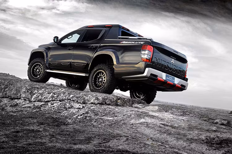 Ngoài ra, chiếc xe bán tải Mitsubish Absolute Concept mới hầm hố này còn sở hữu bộ vành Beadlock hợp kim đen 18 inch, bọc gọn trong các lốp địa hình Falken Wildpeak M/T 285/65, hệ thống treo mới có thể nâng gầm thêm 50mm cùng nhiều thành phần độc đáo khác.