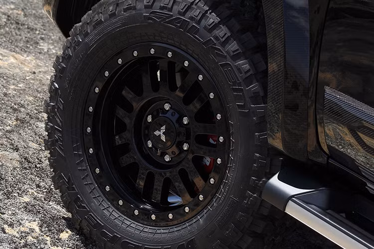 Mitsubishi Triton là một trong số ít những chiếc bán tải trong phân khúc vừa có thể sử dụng hàng ngày trên đường phố đô thị, lại vừa có khả năng off-road trong cả hai cấu hình hai bánh hoặc bốn bánh. Xe được cung cấp khóa vi sai chống trượt ở trung tâm và phía sau. Hầu hết các đối thủ trong phân khúc của Triton chỉ có thể sử dụng hệ thống lái bốn bánh trên các địa hình gồ ghề.