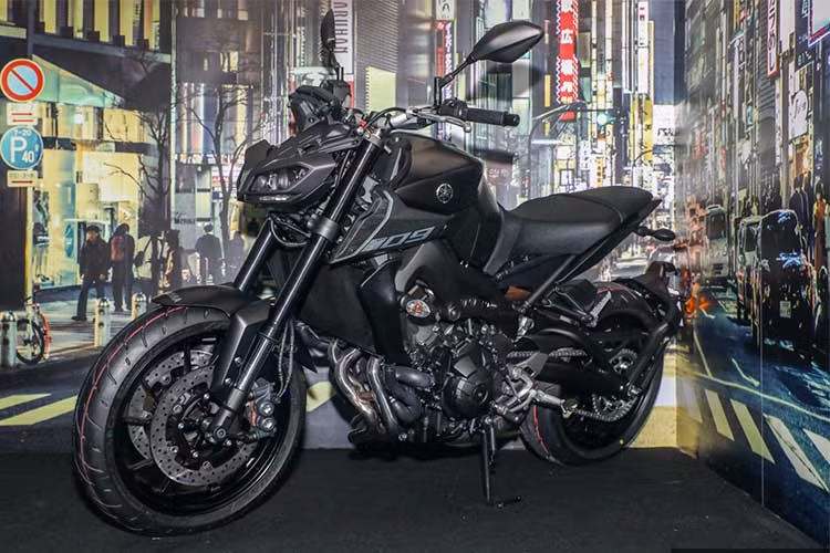 Yamaha MT-09 2018 sẽ cạnh tranh trực tiếp với Triumph Street Triple S, Kawasaki Z900, và Honda CB650F. Xe bắt đầu được bán ra tại thị trường Malaysia từ cuối tháng này. Tại thị trường Malaysia với giá bán từ 47,388 RM (tương đương khoảng 271 triệu đồng).