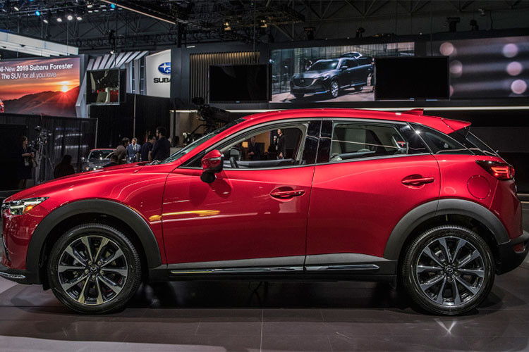 Mazda CX-3 sở hữu chiều dài tổng thể 4.275 mm và cao 1.550 mm, xe vẫn sở hữu ngôn ngữ thiết kế Kodo đặc trưng của hãng xe ôtô Mazda. Những cải tiến nhẹ nhàng ở ngoại thất cho xe như cụm lưới tản nhiệt mới với 4 nan ngang mạ chrome thay thế cho loại 7 nan ở phiên bản 2017, đèn hậu phía sau được tinh chỉnh lại sử dụng LED hoàn toàn.