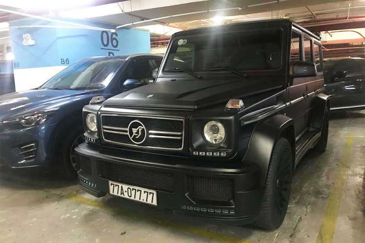Bên cạnh chiếc Mercedes-Benz G63 AMG biển "tứ quý" 7 tại Phú Thọ, còn có một chiếc Mercedes G63 AMG biển độc được độ Hamann cực kỳ độc đáo. Chiếc xe mang biển Bình Định này mang trên mình biển số có tới 6 con số 7, nếu tính cả biển vùng - được xem là độc nhất Việt Nam.