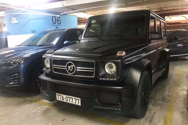 Bên cạnh chiếc Mercedes-Benz G63 AMG biển "tứ quý" 7 tại Phú Thọ, còn có một chiếc Mercedes G63 AMG biển độc được độ Hamann cực kỳ độc đáo. Chiếc xe mang biển Bình Định này mang trên mình biển số có tới 6 con số 7, nếu tính cả biển vùng - được xem là độc nhất Việt Nam.