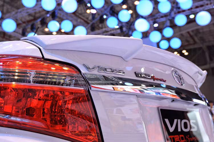 Về các trang bị an toàn đáng chú ý trên Vios TRD bao gồm: hệ thống 2 túi khí cho hàng ghế trước, hệ thống phanh đĩa trên bốn bánh xe, móc đai an toàn ISOFIX cho trẻ em, hệ thống chống bó cứng phanh ABS, hỗ trợ lực phanh khẩn cấp EBA và hệ thống phân phối lực phanh điện tử EBD.