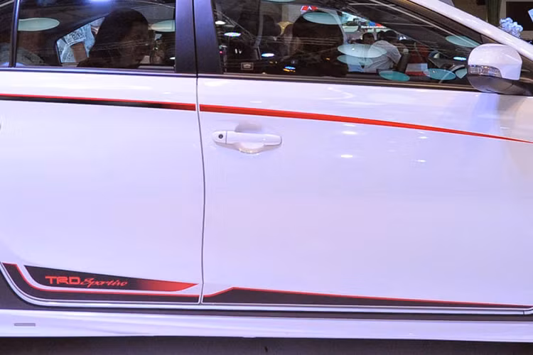 Trên phiên bản của dòng xe Vios TRD 2017 mới này được hãng xe ôtô Toyota phát triển dựa trên phiên bản 1.5G cao cấp nhất trước đây nên nó sở hữu phần nội thất cũng như những trang bị tiện nghi, an toàn giống Vios phiên bản 1.5G hiện đang được bán ra tại thị trường Việt Nam.