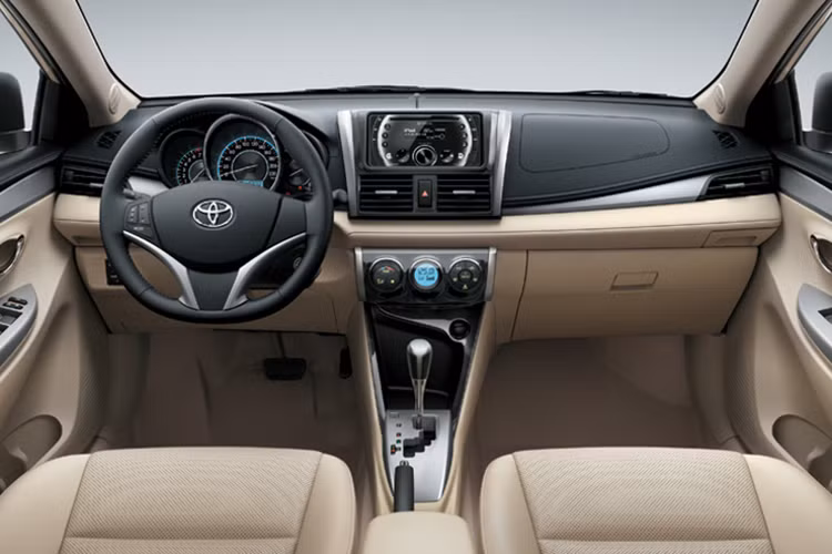 Các trang thiết bị và tính năng khác của xe vẫn được trang bị bao gồm: Đồng hồ công tơ mét được đặt phía người lái, cửa sổ chỉnh điện tích hợp tính năng chống kẹt, hệ thống chống trộm (xe G), điều hòa không khí tự động (trên xe 1.5G), bộ lọc không khí giúp tối đa hóa việc lọc bụi, đầu CD 1 đĩa tích hợp AM/FM, kết nối AUX/USB và Bluetooth,…