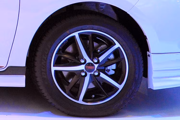 Thân xe được thiết kế giúp làm giảm chấn thương cho khách bộ hành. Về an toàn bị động, xe trang bị túi khí cho cả người lái và hành khách phía trước cho tất cả các phiên bản, cùng các trang thiết bị an toàn tiêu chuẩn như: Dây đai an toàn 3 điểm ELR, cấu trúc ghế giảm chấn thương đốt sống cổ, móc đai an toàn ISO FIX cho trẻ em,…