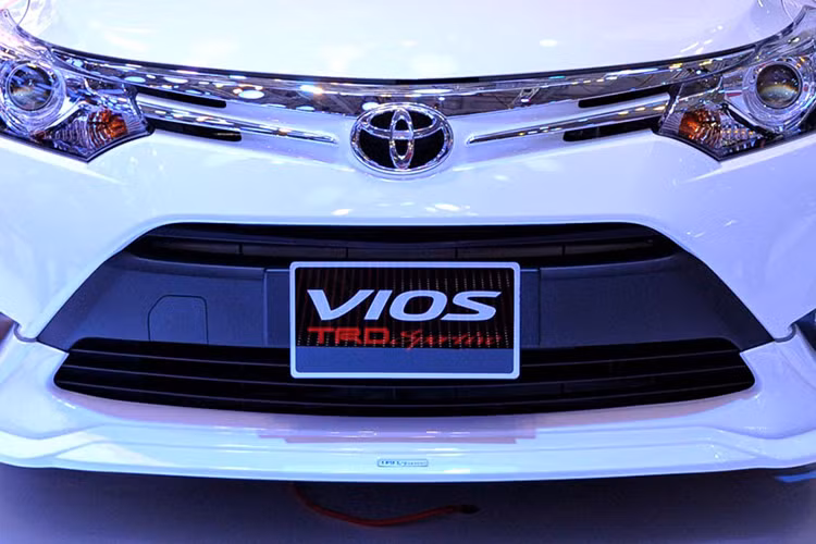 Vios TRD 2017 tiếp tục kế thừa phong cách hiện đại và năng động trong ngoại thất và nội thất, được phát triển từ phiên bản Vios 1.5G. Điểm nhấn của xe đến từ phần ngoại thất với bộ phụ kiện thể thao năng động bao gồm các chi tiết chính là ốp cản trước, ốp cản sau, ốp hai bên hông xe, logo TRD, tem hông TRD, la-zăng đúc và cánh hướng gió cản sau.