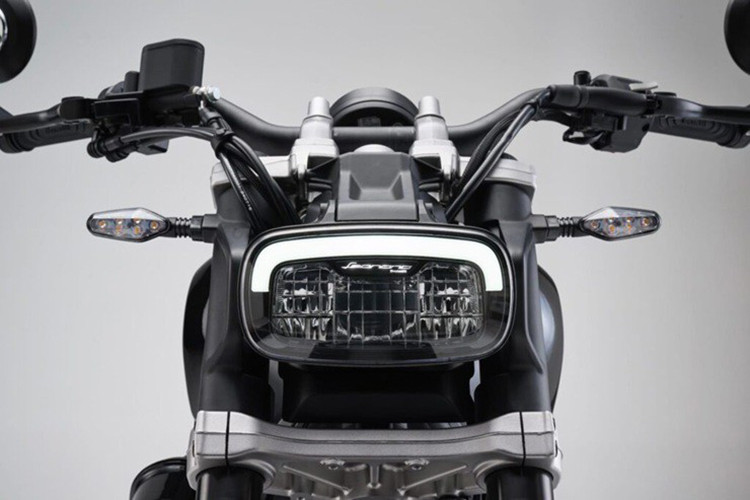 Chiếc Benelli này có phuộc USD ở phía trước và bộ giảm xóc đôi ở phía sau - cả 2 đều không chỉnh được. Hành trình của hệ thống treo chỉ là 100mm và 125mm ở phía trước và phía sau.