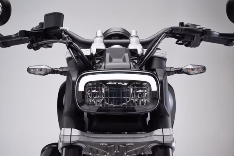 Chiếc Benelli này có phuộc USD ở phía trước và bộ giảm xóc đôi ở phía sau - cả 2 đều không chỉnh được. Hành trình của hệ thống treo chỉ là 100mm và 125mm ở phía trước và phía sau.