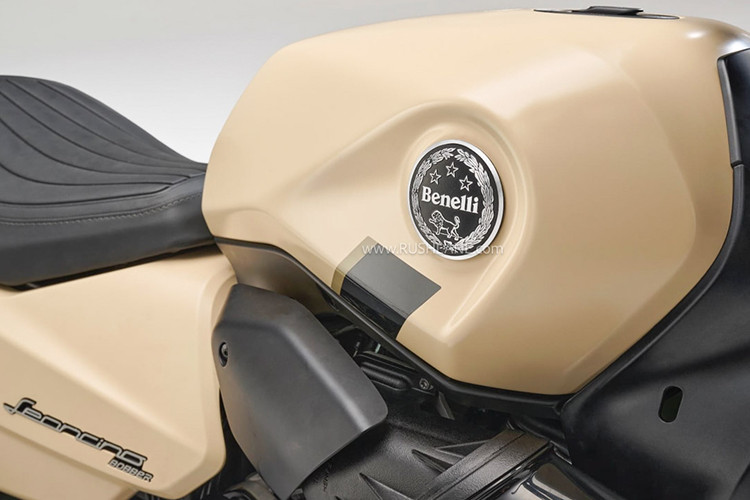 Có một màn hình TFT màu hình tròn trên xe hiển thị một lượng thông tin khá đầy đủ về chuyến đi. Về thiết kế, không khó để thấy Leoncino Bobber 400 có nhiều điểm tương đồng với những chiếc cruiser hay bobber Mỹ từ Indian hay Harley-Davidson.