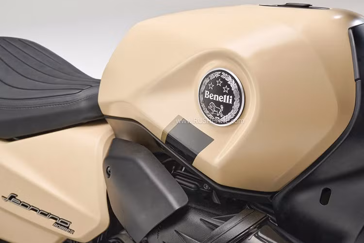 Có một màn hình TFT màu hình tròn trên xe hiển thị một lượng thông tin khá đầy đủ về chuyến đi. Về thiết kế, không khó để thấy Leoncino Bobber 400 có nhiều điểm tương đồng với những chiếc cruiser hay bobber Mỹ từ Indian hay Harley-Davidson.