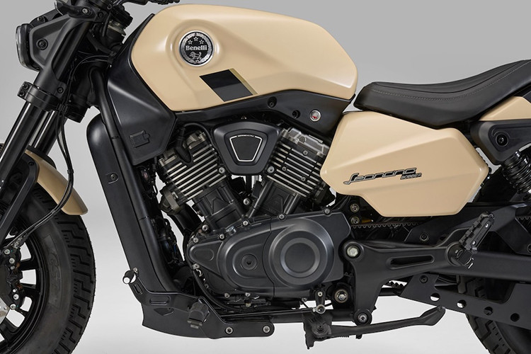 Đèn pha LED là điểm giống với Sportster S nhất, khác với hình dạng tròn thông thường mà chuyển sang dạng hình oval ngang. Bảng đồng hồ hiển thị tròn và có màn hình màu TFT cũng là một điểm gợi nhớ khác về Sportster S.