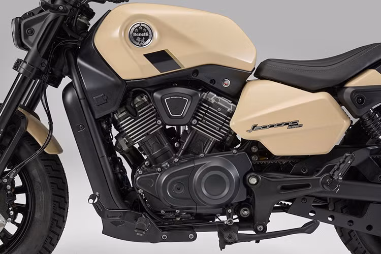 Đèn pha LED là điểm giống với Sportster S nhất, khác với hình dạng tròn thông thường mà chuyển sang dạng hình oval ngang. Bảng đồng hồ hiển thị tròn và có màn hình màu TFT cũng là một điểm gợi nhớ khác về Sportster S.