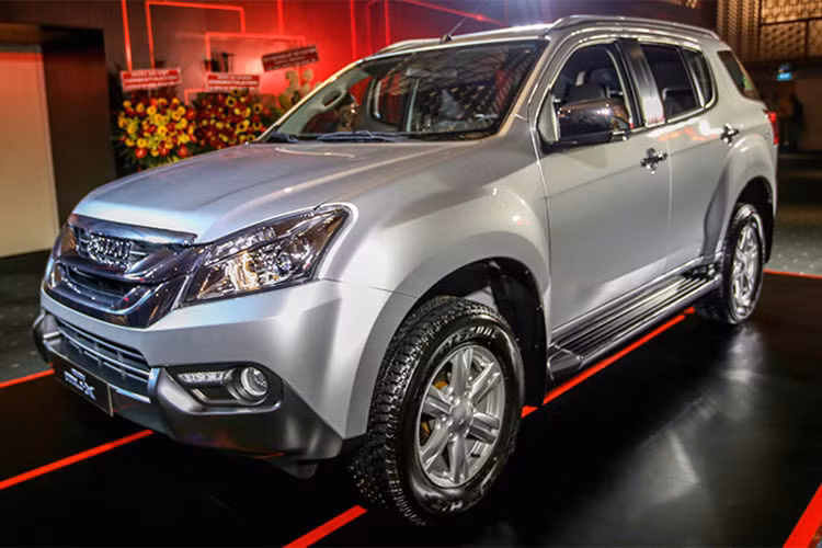 Tại thị trường ôtô Việt Nam - Isuzu mu-X bản một cầu, số sàn còn 785 triệu đồng. Phiên bản mu-X số tự động có giá 850 triệu đồng. Những chiếc xe này đều có động cơ diesel tiêu chuẩn Euro 2 hiện vẫn được đăng kiểm bình thường. Isuzu mu-X vốn là mẫu xe có doanh số nằm hạng dưới của phân khúc, mặc dù liên tục giảm giá nhưng doanh số xe không cao.