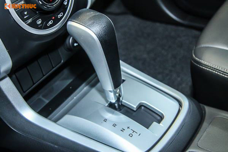 Trang bị an toàn cho mẫu xe Isuzu mu-X bao gồm; hệ thống chống bó cứng ABS, phân bổ lực phanh điện tử EBD, hỗ trợ phanh gấp, cân bằng điện tử ESC,... Hệ thống túi khí chỉ có 2, nhưng bù lại MU-X được trang bị hệ thống khóa cửa trung tâm, camera lùi và thanh gia cường trên 4 cửa.