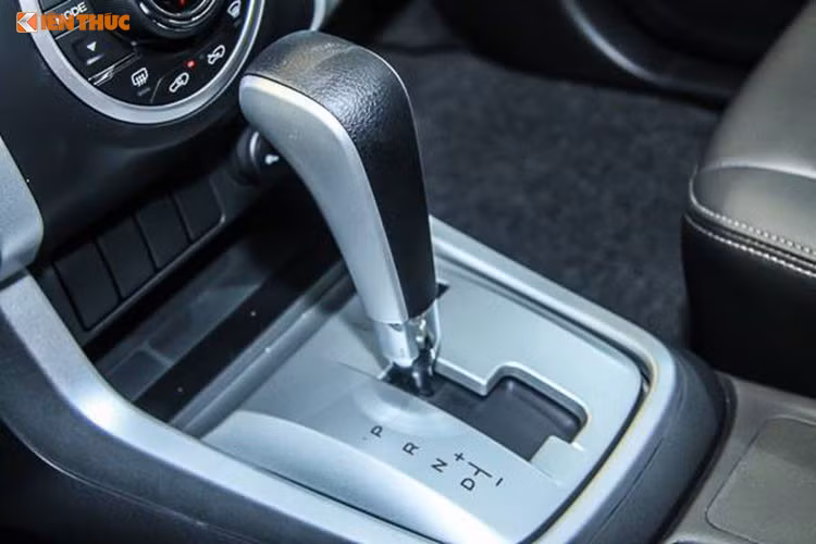 Trang bị an toàn cho mẫu xe Isuzu mu-X bao gồm; hệ thống chống bó cứng ABS, phân bổ lực phanh điện tử EBD, hỗ trợ phanh gấp, cân bằng điện tử ESC,... Hệ thống túi khí chỉ có 2, nhưng bù lại MU-X được trang bị hệ thống khóa cửa trung tâm, camera lùi và thanh gia cường trên 4 cửa.