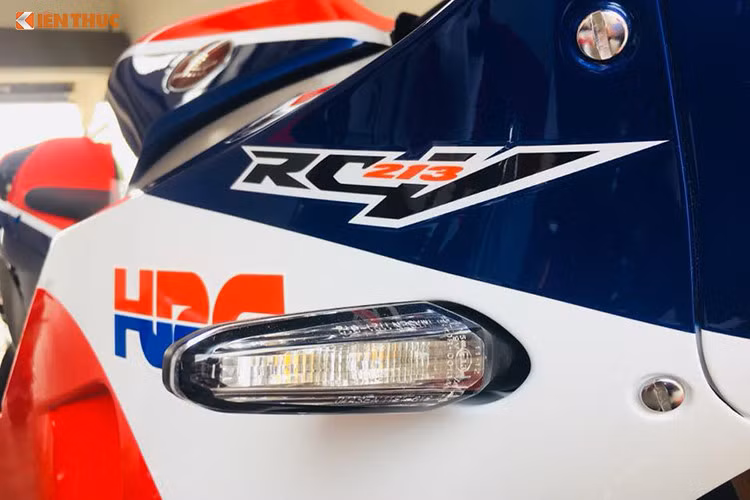 Khi hãng xe máy Honda trưng bày bản thử nghiệm của RC213V-S tại triển lãm EICMA vào năm 2014, chính Marc Marquez cũng tuyên bố rằng chiếc xe đem lại cảm giác gần như y hệt mẫu xe đua mà anh sử dụng. Điều này khá dễ hiểu, do thiết kế của RC213V-S giống hệt RC213V, chỉ có thêm một số chi tiết bắt buộc trên đường công cộng.