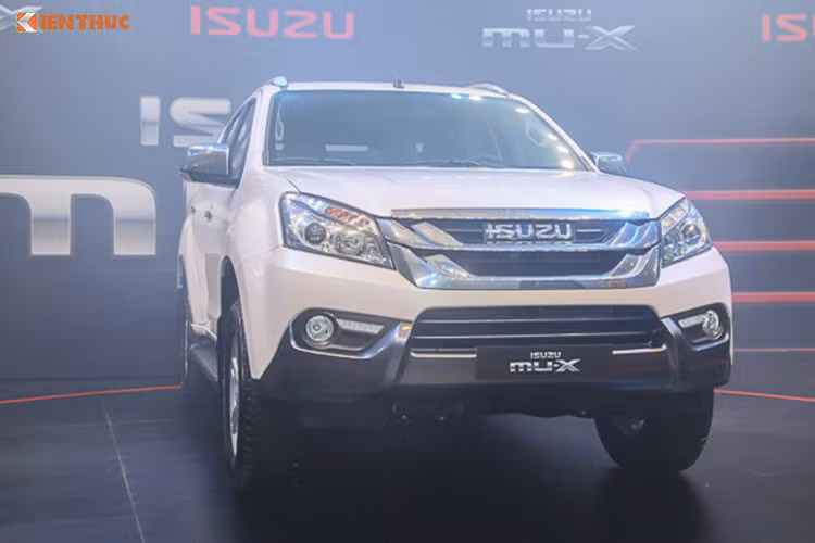 Isuzu MU-X vẫn cần những nâng cấp để thúc đẩy doanh số. Trong khi Isuzu chỉ bán được 557 xe mu-X trong năm 2017 thì Toyota bán được tới 13.023 xe. Theo thông tin hé lộ từ đại lý, khi hoàn thành được thủ tục nhập khẩu, Isuzu MU-X bản nâng cấp facelift sẽ được đưa về nước. 
