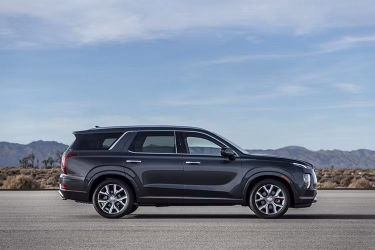 Hướng đến thị trường Mỹ, SUV Hyundai Palisade 2020 cũng có thiết kế khác biệt so với nhiều mẫu SUV/Crossover khác hiện tại của hãng xe Hàn Quốc. Những hình ảnh vừa công bố cho thấy Palisade có kích thước của xe to hơn cả SantaFe XL trước đó với thông số 4.980 x 1.976 x 1.775 mm tương ứng với chiều dài x rộng x cao.