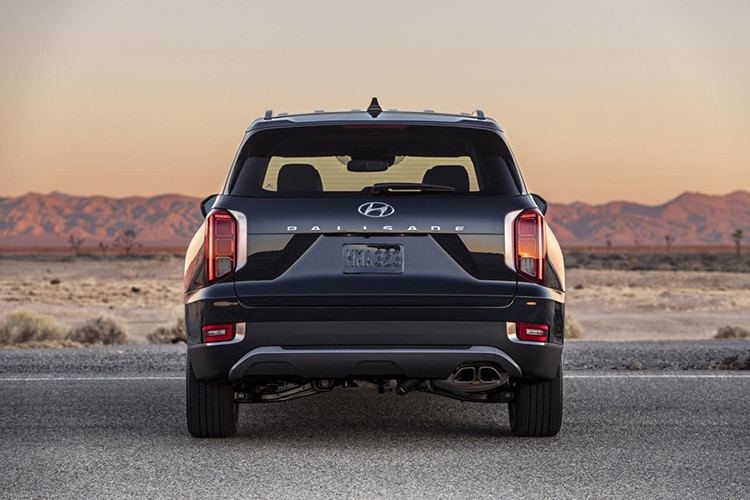 Phiên bản tiêu chuẩn của Hyundai Palisade 2020 sử dụng mâm đúc 18 inch và kích cỡ lốp 245/60R18, trong khi các phiên bản cao cấp sẽ sử dụng mâm 20 inch đi kèm lốp 245/50R20. Đáng chú ý, Palisade được tối ưu hiệu quả khí động học với hệ số cản khí động Cd 0,33.