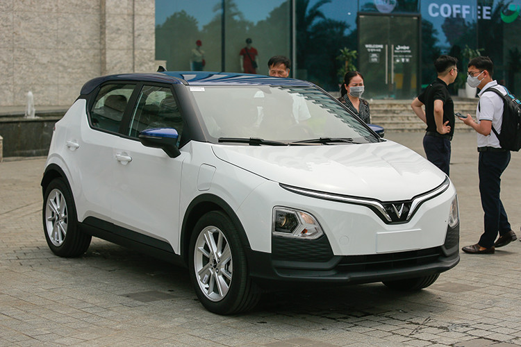 VinFast trieu hoi hon 2.000 oto dien kiem tra, thay linh kien mien phi