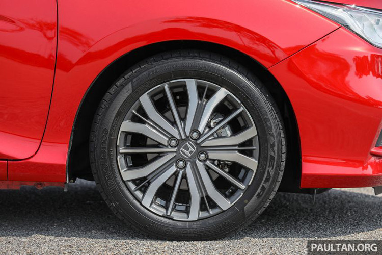 Các trang bị ngoại thất còn lại trên 2 phiên bản đều gồm gương chiếu hậu gập/chỉnh điện có đèn báo rẽ, la-zăng hợp kim 16-inch dạng đa chấu khá đẹp mắt, ăng-ten dạng vây cá mập và tay nắm cửa mạ chrome.