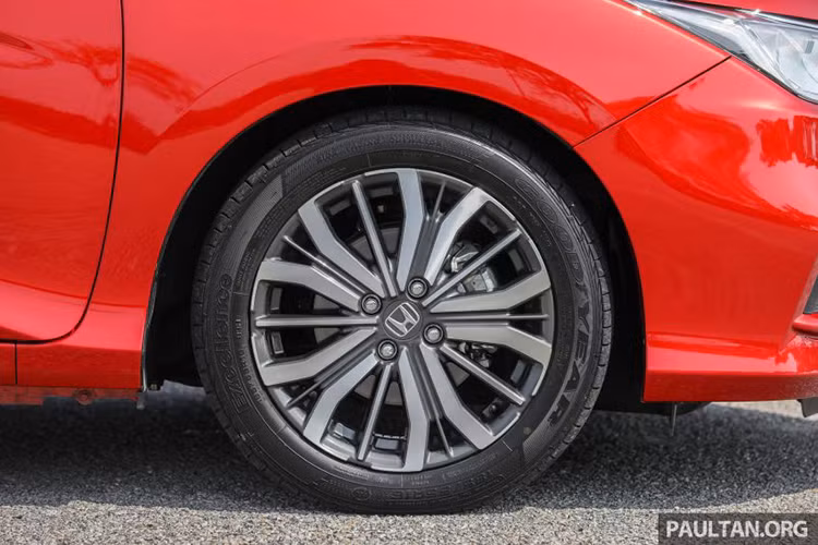 Các trang bị ngoại thất còn lại trên 2 phiên bản đều gồm gương chiếu hậu gập/chỉnh điện có đèn báo rẽ, la-zăng hợp kim 16-inch dạng đa chấu khá đẹp mắt, ăng-ten dạng vây cá mập và tay nắm cửa mạ chrome.