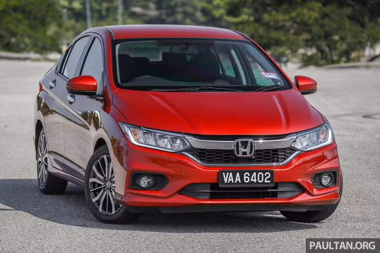 Passion Red Pearl là màu sơn thay thế cho màu Dark Ruby Red Pearl trước đó. Màu sơn này được ra mắt lần đầu ở dòng Honda HR-V bản nâng cấp. Theo Honda, Passion Red Pearl được chứng minh là khá phổ biến với khách hàng, chiếm khoảng 30% doanh số của HR-V facelift. Chính vì vậy, mới đây sắc đỏ này lại xuất hiện trên mẫu xe Honda City 1.5L V.