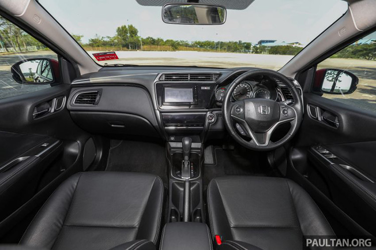 Bên trong, khoang cabin mẫu xe này cũng đã khắc phục những hạn chế từ bản tiền nhiệm, từ đó nâng cao trải nghiệm và sự thoải mái khi sử dụng của khách hàng. Trên vô lăng của xe vẫn là thiết kế 3 chấu bọc da với các nút bấm tiện ích. Các trang bị tiện nghi với chìa khóa thông minh Smart Key, bật tắt động cơ bằng nút bấm và camera lùi...