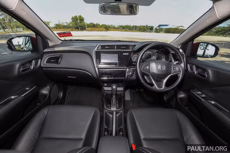 Bên trong, khoang cabin mẫu xe này cũng đã khắc phục những hạn chế từ bản tiền nhiệm, từ đó nâng cao trải nghiệm và sự thoải mái khi sử dụng của khách hàng. Trên vô lăng của xe vẫn là thiết kế 3 chấu bọc da với các nút bấm tiện ích. Các trang bị tiện nghi với chìa khóa thông minh Smart Key, bật tắt động cơ bằng nút bấm và camera lùi...