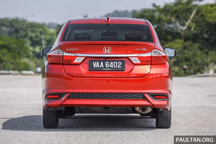 Mẫu xe Honda City 2019 đỏ rực này vẫn được trang bị tiêu chuẩn đèn pha Halogen, tích hợp đèn LED chạy ban ngày và đèn hậu LED. Đuôi xe không thay đổi so với thế hệ trước, từ cụm đèn hậu cỡ lớn góc cạnh, thanh nẹp chrome, logo Honda, tên xe, dòng chữ i-VTEC cho đến ăng-ten radio kiểu vây cá mập...