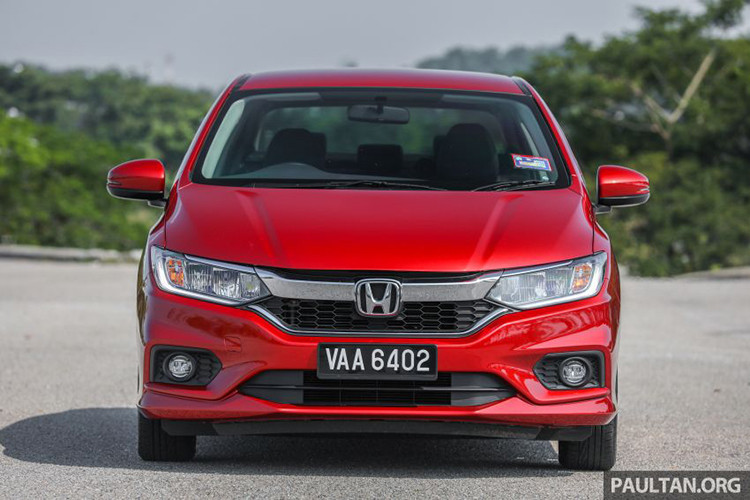 Phía trước, mặt ca-lăng mới tạo hình đôi cánh "Solid Wing" với một thanh nẹp chrome gọn gàng, kéo dài về hai bên và nối liền với cụm đèn pha. Đây cũng chính là nét đặc trưng trên các dòng sản phẩm hiện hành của Honda. Bên cạnh đó, cản gầm trước và sau cũng được tinh chỉnh lại, hài hòa hơn với tổng thể. Các chi tiết khác giữ nguyên giống bản cũ.