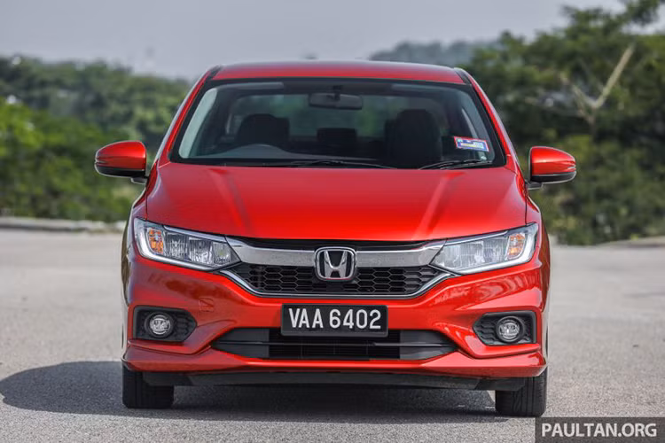 Phía trước, mặt ca-lăng mới tạo hình đôi cánh "Solid Wing" với một thanh nẹp chrome gọn gàng, kéo dài về hai bên và nối liền với cụm đèn pha. Đây cũng chính là nét đặc trưng trên các dòng sản phẩm hiện hành của Honda. Bên cạnh đó, cản gầm trước và sau cũng được tinh chỉnh lại, hài hòa hơn với tổng thể. Các chi tiết khác giữ nguyên giống bản cũ.