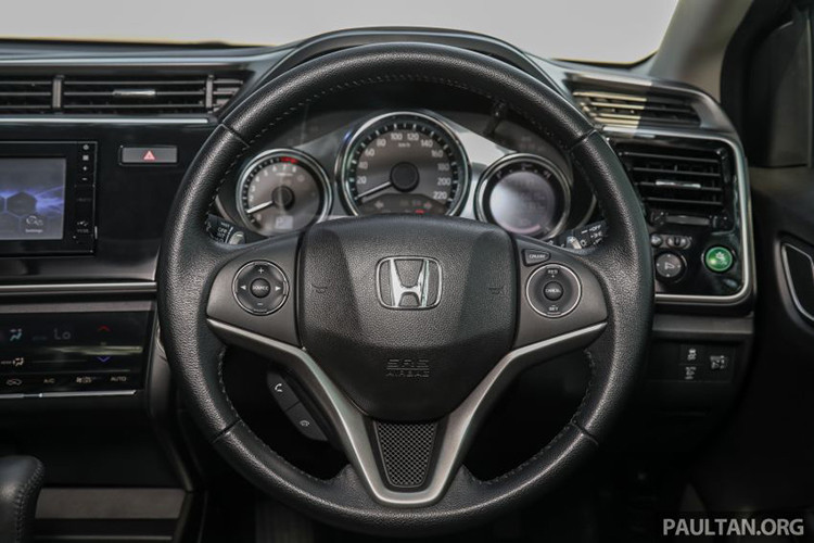 Ghế lái trên xe có thể tùy chỉnh 6 hướng, ghế phụ 4 hướng,... hệ thống thông tin giải trí bao gồm màn hình cảm ứng 6,8inch Digipad. Hệ thống này bao gồm cả tính năng định vị, ra lệnh bằng giọng nói, kết nối Bluetooth, MirrorLink, bộ nhớ 1,5 GB, cổng HDMI (hệ thống âm thanh trên xe gồm 8 loa cho bản cao cấp, 4 loa cho bản tiêu chuẩn).