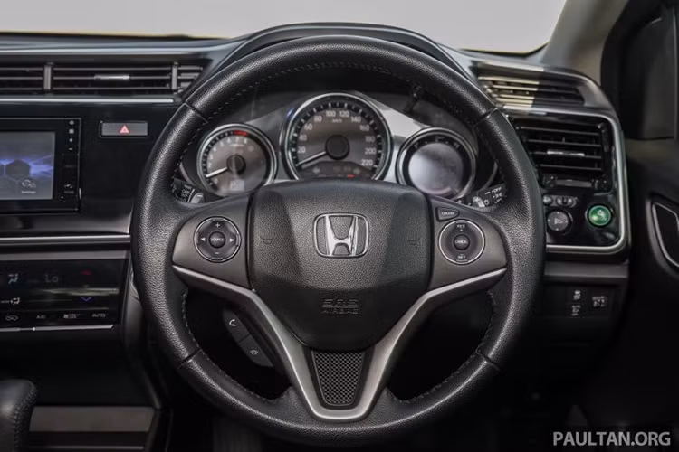 Ghế lái trên xe có thể tùy chỉnh 6 hướng, ghế phụ 4 hướng,... hệ thống thông tin giải trí bao gồm màn hình cảm ứng 6,8inch Digipad. Hệ thống này bao gồm cả tính năng định vị, ra lệnh bằng giọng nói, kết nối Bluetooth, MirrorLink, bộ nhớ 1,5 GB, cổng HDMI (hệ thống âm thanh trên xe gồm 8 loa cho bản cao cấp, 4 loa cho bản tiêu chuẩn).